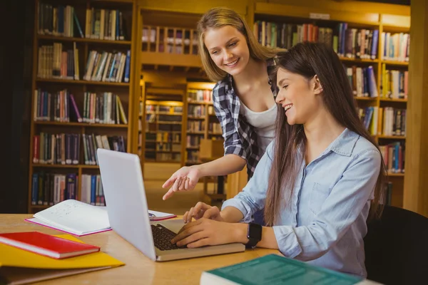 Uśmiechnięci studenci korzystający z laptopa — Zdjęcie stockowe