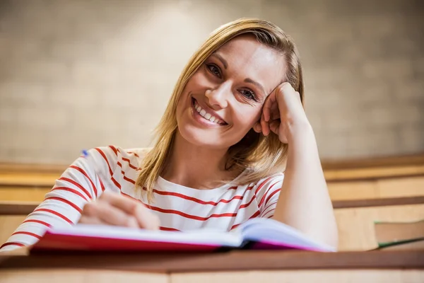 Estudante do sexo feminino tomando notas na aula — Fotografia de Stock