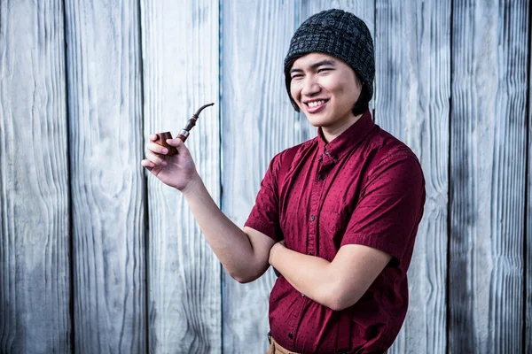 Sorrindo hipster fumar cachimbo — Fotografia de Stock