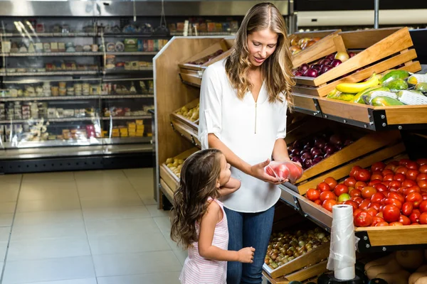 Moeder en dochter doen winkelen — Stockfoto