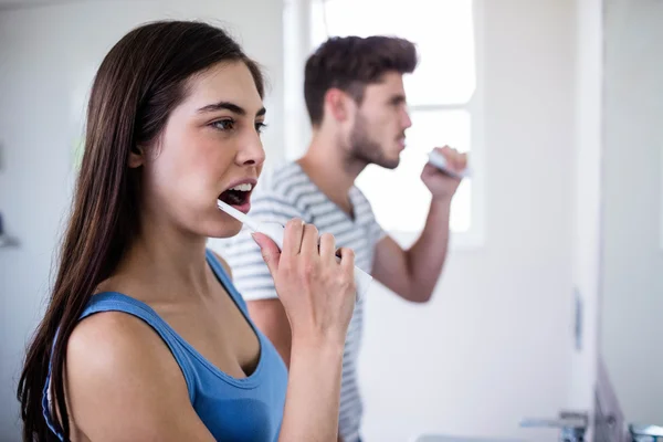 Pasangan menggosok gigi mereka — Stok Foto