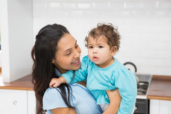 Usměvavá brunetka drží své dítě — Stock fotografie