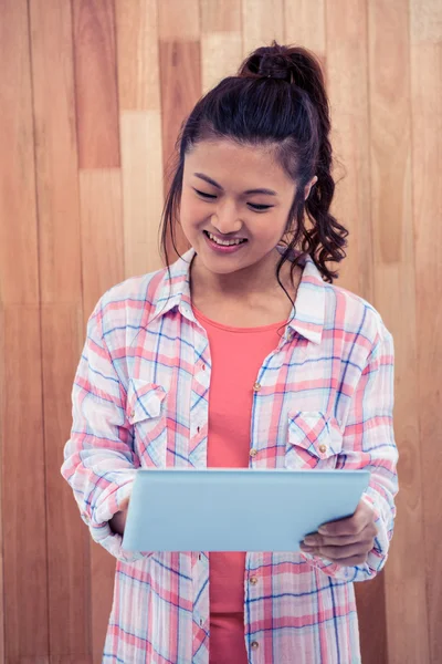 Mujer asiática sonriente usando tableta — Foto de Stock