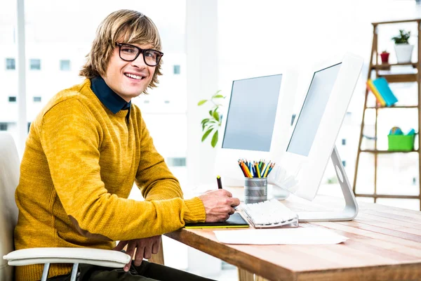 Hipster empresário usando tablet gráfico — Fotografia de Stock