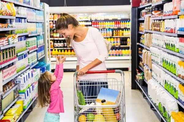 Anne ve kızı alışveriş yaparken — Stok fotoğraf