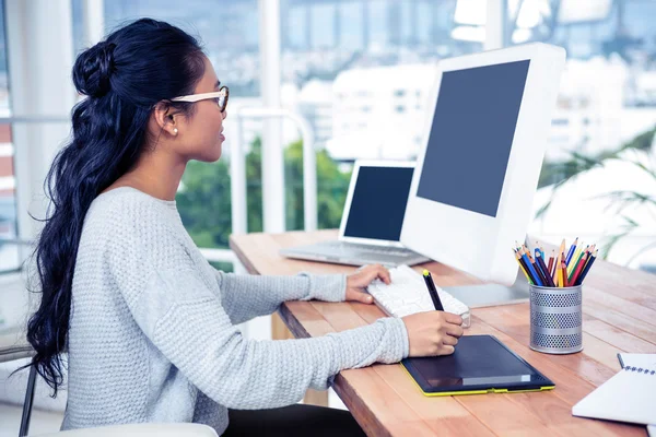 Vrouw met behulp van digitale bord en computer — Stockfoto