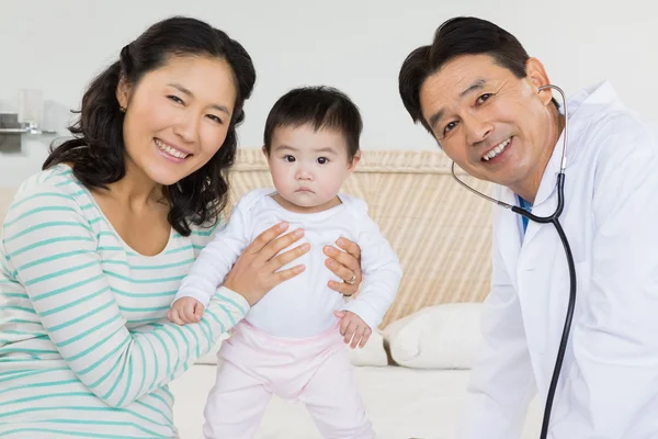 Doctor, madre y bebé —  Fotos de Stock