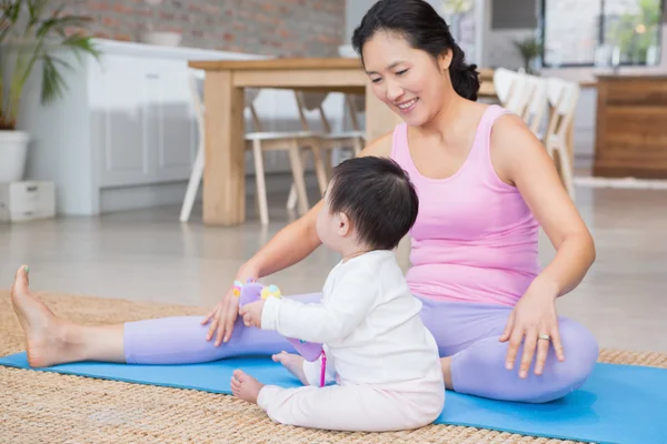 Mother exercising looking at daughter — Stock Photo, Image