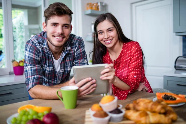 Pareja desayunando y usando tableta — Foto de Stock