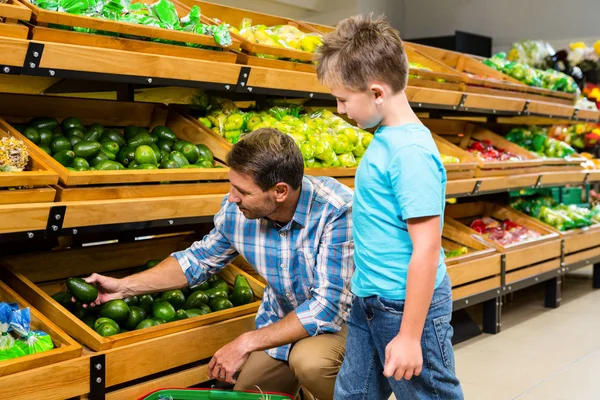 Vader en zoon doen winkelen — Stockfoto