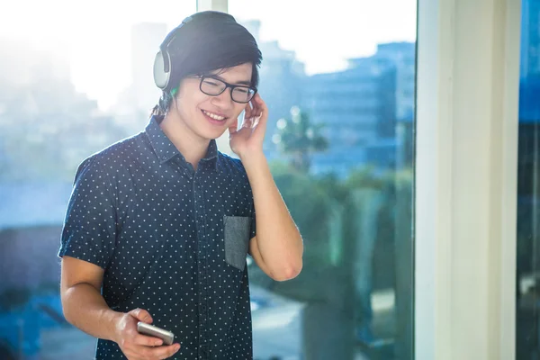 Aziatische zakenman, luisteren naar muziek — Stockfoto