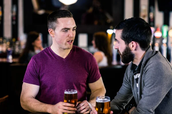 Amigos conversando e tomando cerveja — Fotografia de Stock