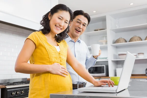 Expectant couple using laptop — Stock Photo, Image