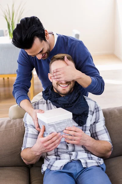 Gay homem surpreendente seu namorado — Fotografia de Stock