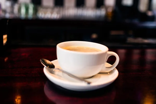 Tasse Kaffee auf Theke in Bar — Stockfoto