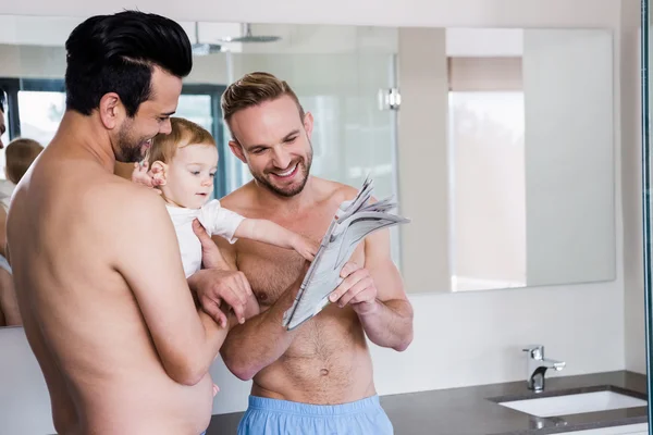 Sorrindo gay casal com criança — Fotografia de Stock