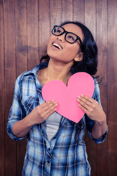 Mujer asiática sosteniendo papel corazón — Foto de Stock