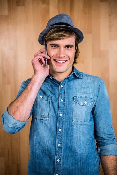 Lachende blonde hipster telefoon bellen — Stockfoto