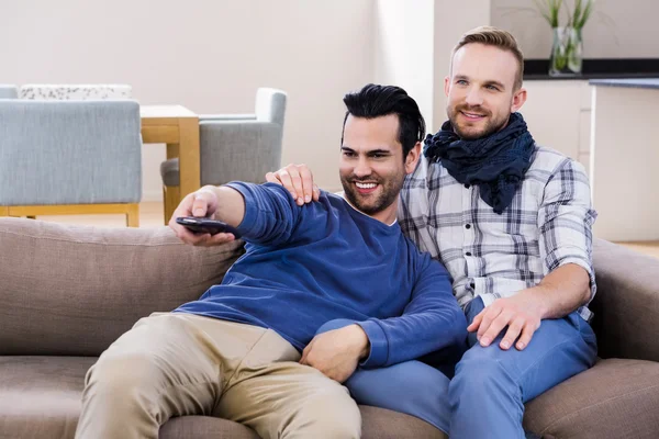 Gay paar televisiekijken — Stockfoto