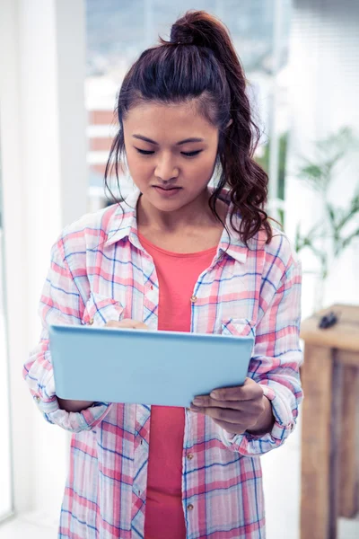 Asiatisk kvinna använder tablet — Stockfoto