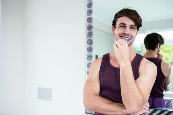 Bonito homem limpeza dentes — Fotografia de Stock