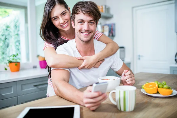 Casal feliz usando smartphone — Fotografia de Stock