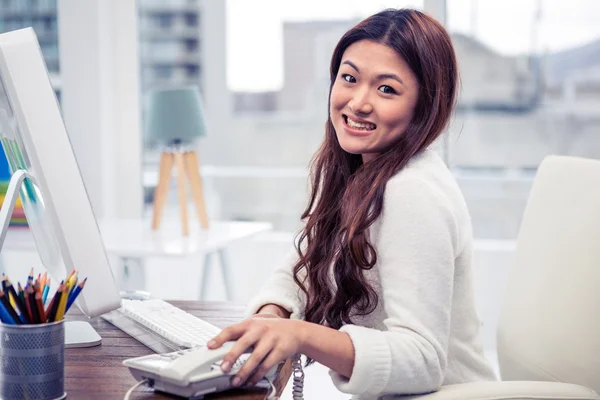 Asiatische Frau mit Telefon — Stockfoto