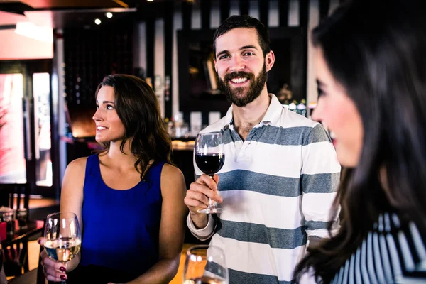 Freunde bei einem Glas Wein — Stockfoto