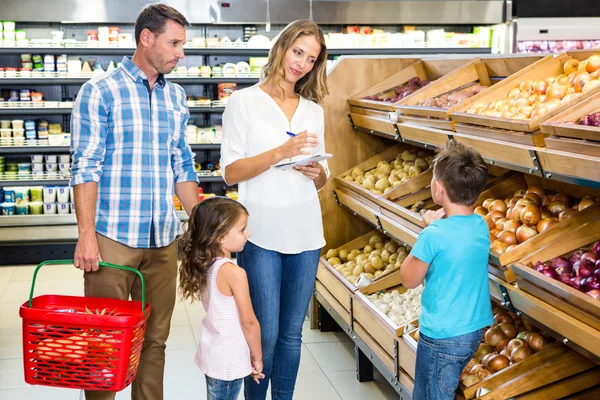 Familia feliz haciendo compras — Foto de Stock