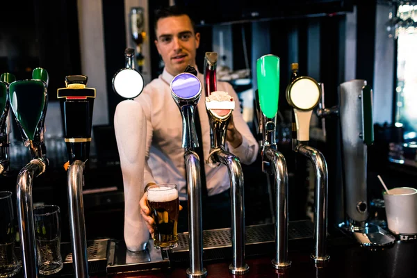 Barman che serve birra — Foto Stock