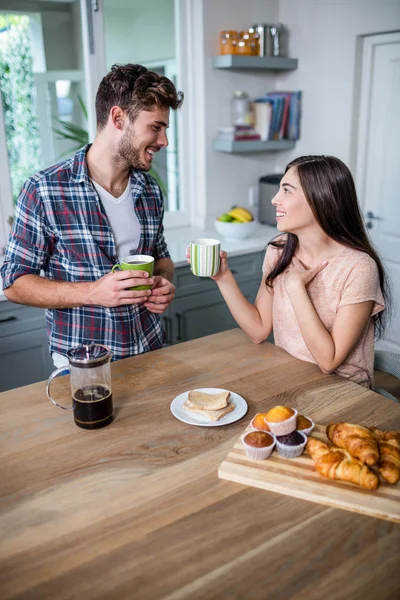 Couple petit déjeuner ensemble — Photo