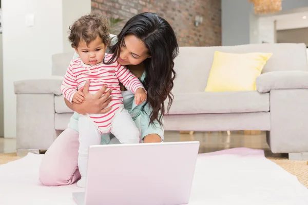 Madre con bambino utilizzando laptop — Foto Stock