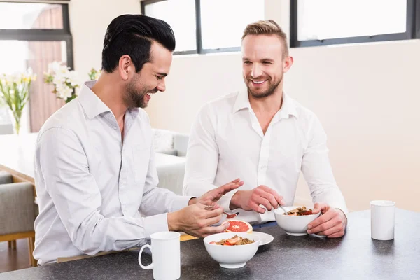 Uśmiechający się para gejów, śniadanie — Zdjęcie stockowe