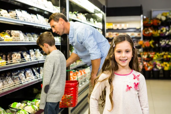 Vader en kinderen in de supermarkt — Stockfoto