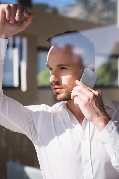 Schöner Mann am Telefon — Stockfoto