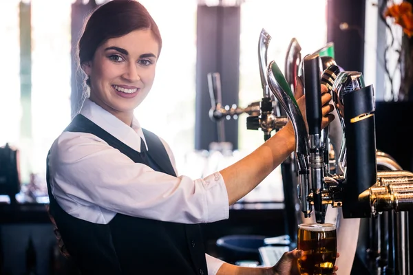 Barmanka porcja kufel — Zdjęcie stockowe