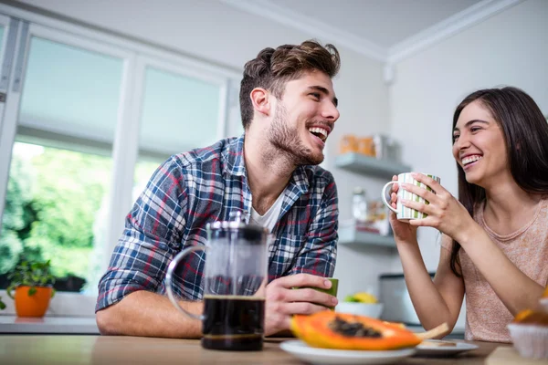 Par äter frukost tillsammans — Stockfoto