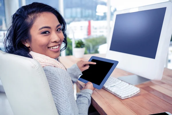 Lachende Aziatische vrouw met behulp van Tablet PC — Stockfoto