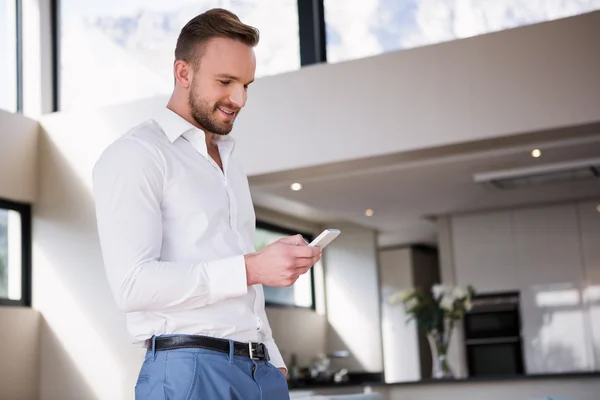 Schöne Ma mit Smartphone — Stockfoto