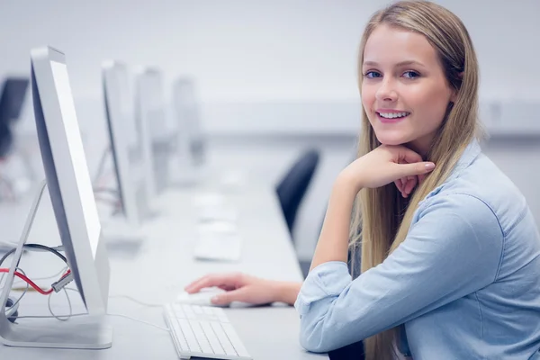 Uśmiechający się uczniem działa na komputerze — Zdjęcie stockowe