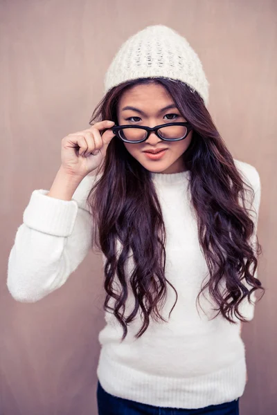 Asiatisk kvinna anläggning glasögon — Stockfoto