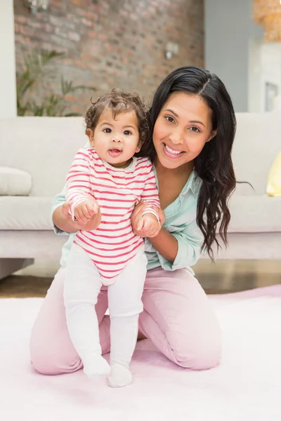 Mother with baby learning to walk — Stockfoto