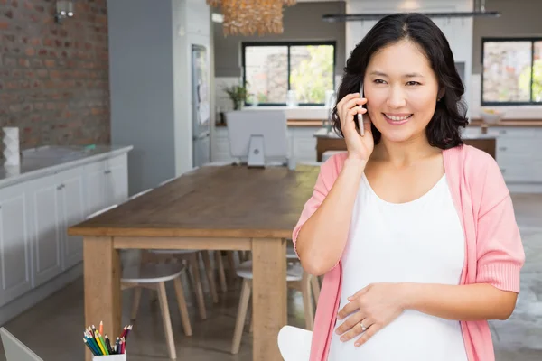 Smiling pregnant woman on phone call — 图库照片