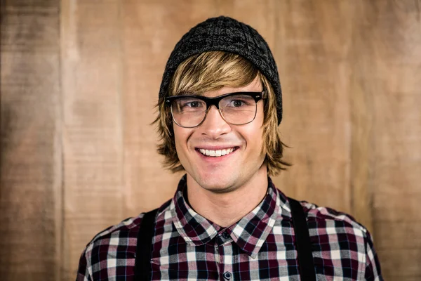 Feliz hipster loiro sorrindo — Fotografia de Stock