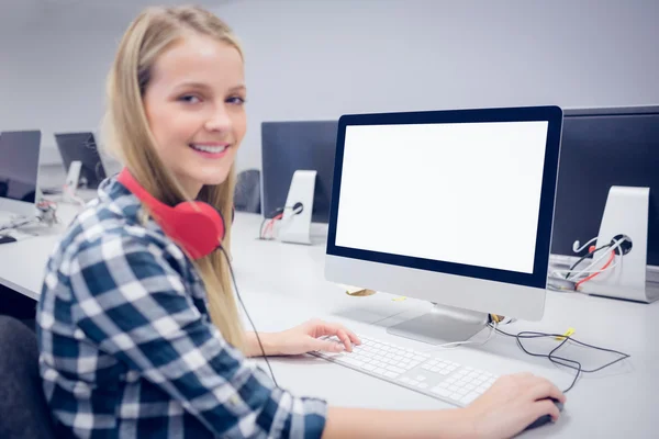 Estudante sorrindo trabalhando no computador — Fotografia de Stock