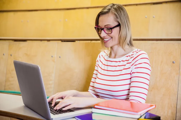 Studentin tippt auf Laptop — Stockfoto