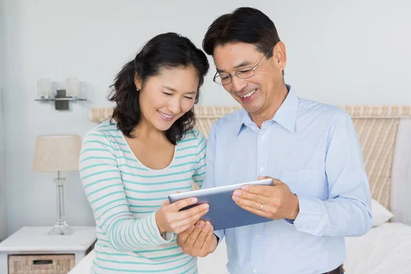 Happy couple using tablet — Stock Photo, Image