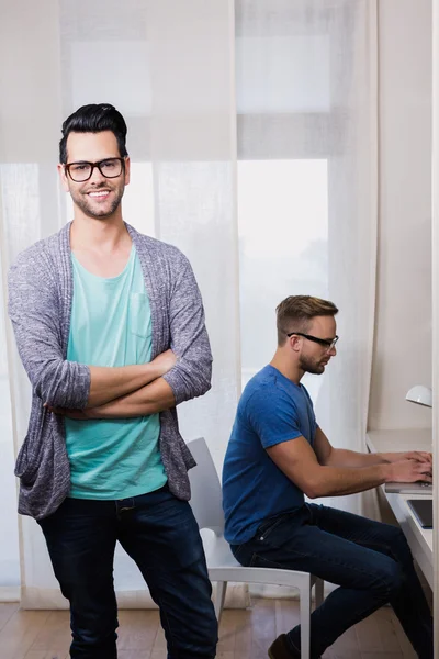 Gay casal trabalho juntos — Fotografia de Stock