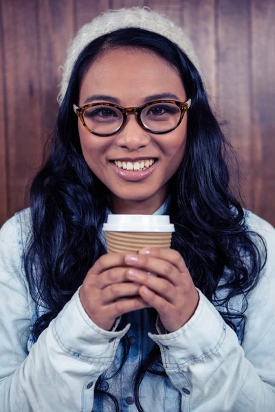 Mujer asiática sosteniendo taza desechable —  Fotos de Stock