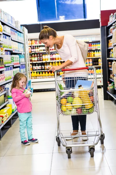 Moeder en dochter doen winkelen — Stockfoto